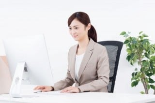 インタビューの許可を事前に社員・スタッフ経由で得られているか、不特定多数から募集するかで、依頼メールの書き方は大きく変わる