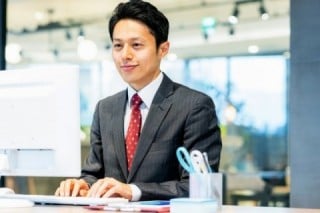 案内メールに資料を添付することで、Web商談までの期間に顧客側の関心と理解を高められる