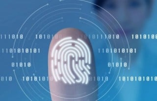 可能なサービスでは、指紋認証や顔認証などの生体認証を設定しておく