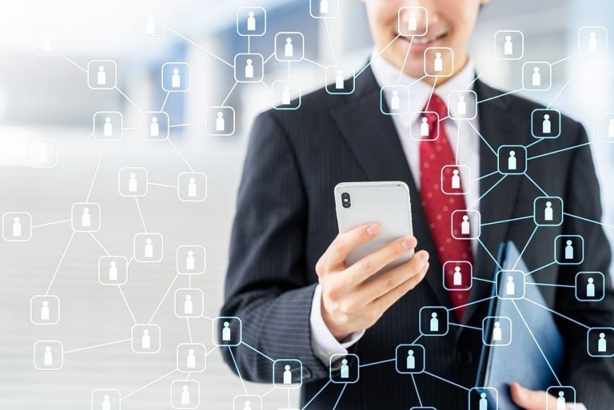 LINE(ライン)とは? SNS初心者向けにメリットや基礎知識、特徴を簡単解説 LINE(ライン)とは? SNS初心者向けにメリットや基礎知識、特徴を簡単解説