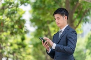 スマートフォン・タブレット対応なので、社外からでも簡単にアクセスできる