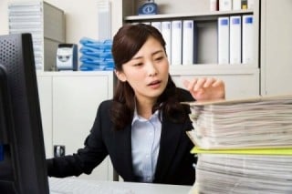 未だに紙やFAXが仕事の中心なので、業務の生産性を上げられない…