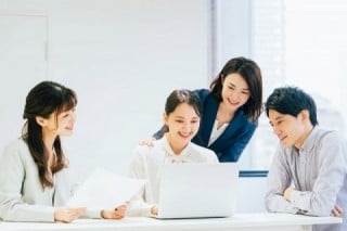 kintoneで仕事を見える化すれば、トップダウンでしか何も進められない組織から、ボトムアップで自発的に仕事を進められる組織になる