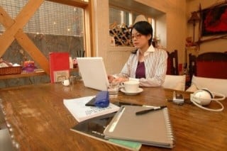 コンビニやカフェ、ホテルなど、無料Wi-Fiを提供する場所が増えてきた
