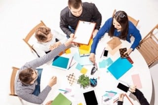 社員もコンテンツ作成に参加し、お客様目線で考えるトレーニングにしている