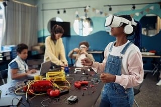 スマートフォンやVR機器の普及