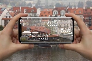 現実の映像や視界に、デジタル情報を重ねるのがAR（拡張現実）