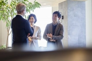 雑談や偶発性のある会話ができる環境は、組織内の助け合いや心理的安全性の形成を促進して、アイディアやイノベーションを生み出す