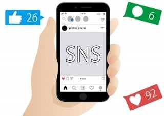 ホームページは管理者が構成を自由に変更できるが、SNSはレイアウトが固定されている