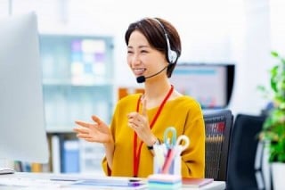自作や無料CMSと比べると費用がかかるが、ITに詳しい人材がいない中小企業でも有料CMSは運用しやすい