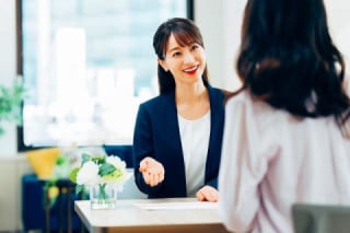 その後の販売プロセスで必要になる情報を質問する