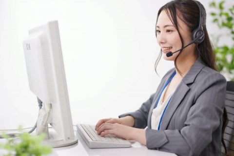 無料相談の対応方法には来店・社員の訪問・電話だけでなく、オンライン相談の選択肢も用意する