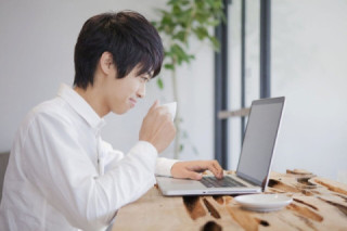 動画をパソコンで見る男性