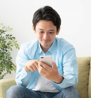 スマートフォンを操作する男性 スマートフォンを操作する男性