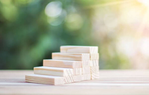 スモールスタートの推奨｜最初から全言語・全システムは無謀