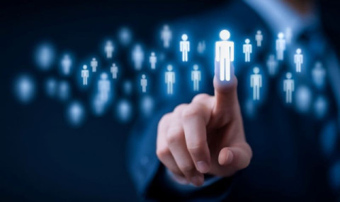 4. リソースの壁（人手不足）：多言語人材の採用難、特定スタッフに属人化