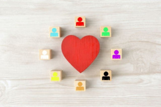 2. 視覚情報の活用（ユニバーサルデザイン）：イラストやピクトグラムの案内板、動画