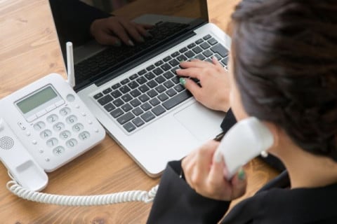 マルチタスクの難しさ:メモを取りながら話を聞き、PCで調べる