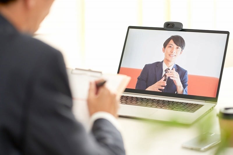 Web面接(オンライン面接)とは?メリットと導入効果を初心者向けに解説 Web面接(オンライン面接)とは?メリットと導入効果を初心者向けに解説