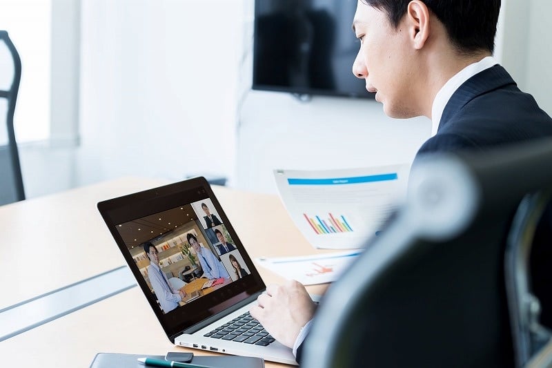 Web商談(オンライン商談)とは?そのメリットと効果を初心者向けに解説 Web商談(オンライン商談)とは?そのメリットと効果を初心者向けに解説
