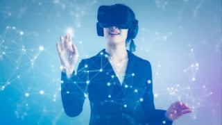 VR（バーチャルリアリティ）とは？　意味や仕組み、ビジネス活用事例
