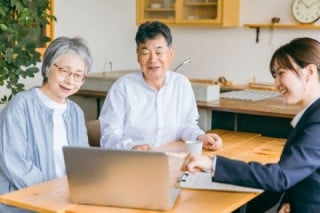 よくある質問の自動化により、少人数の事務職員の作業中断をゼロに