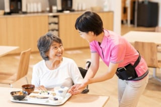 【利用者向け】24時間365日の質問対応と見学予約ページへの誘導