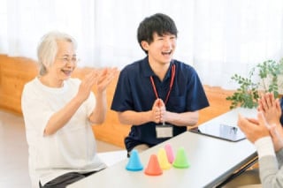 【家族向け】利用条件・医療ケア受入可否・面会ルールの自動案内