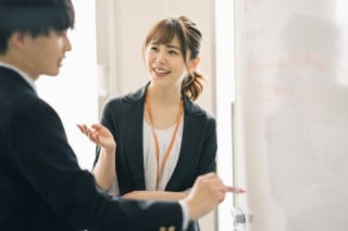 【教室スタッフ・新任講師向け】指導マニュアルや事務手続きの社内ナレッジ検索