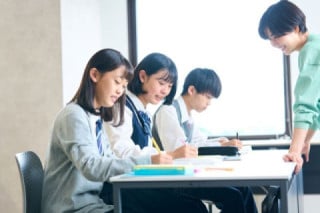 夏季・冬季・春季などの繁忙期に業務が集中する問題