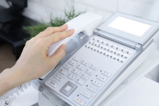 フロント業務（電話・窓口対応）によるコア業務の中断