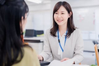 履修登録・奨学金・各種証明書発行などの定型的な問い合わせによる窓口の混雑