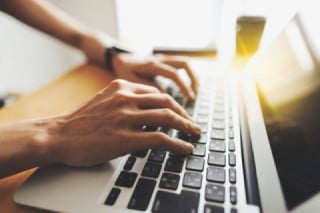 リモートワークなどで近くの同僚に質問できない場合、ヘルプデスクに質問が集中してしまう リモートワークなどで近くの同僚に質問できない場合、ヘルプデスクに質問が集中してしまう