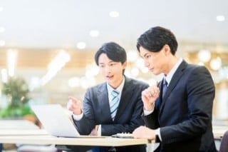 マニュアルを更新しても、探すより聞く方が早い心理が働く マニュアルを更新しても、探すより聞く方が早い心理が働く