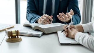 専門人材の採用難と業務の属人化 専門人材の採用難と業務の属人化
