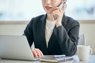 確定申告期や繁忙期における電話・メール対応の増加 確定申告期や繁忙期における電話・メール対応の増加