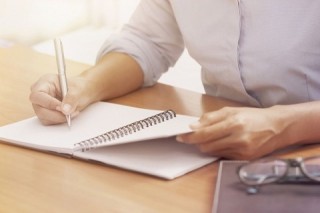 まずは紙とペンでいいので、自社の商品・サービスを箇条書きでリストアップしていく まずは紙とペンでいいので、自社の商品・サービスを箇条書きでリストアップしていく
