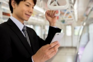 スマートフォンやタブレット、外出先や電車移動中などでも編集できる スマートフォンやタブレット、外出先や電車移動中などでも編集できる
