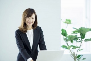 CMSを導入すると自社のタイミングですぐに公開できるので、緊急のセールやイベントの情報もタイムリーに発信可能 CMSを導入すると自社のタイミングですぐに公開できるので、緊急のセールやイベントの情報もタイムリーに発信可能