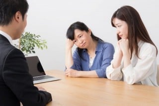 リアルの営業活動では「自社が発信したい情報のみを一方的に押し付けても購入してもらえない」ことが鉄則となっている リアルの営業活動では「自社が発信したい情報のみを一方的に押し付けても購入してもらえない」ことが鉄則となっている