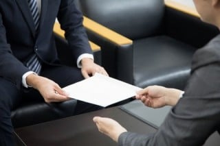 ターゲットが設定できたら、デザイン制作前に簡単なメモにまとめて、制作会社に渡しておこう ターゲットが設定できたら、デザイン制作前に簡単なメモにまとめて、制作会社に渡しておこう