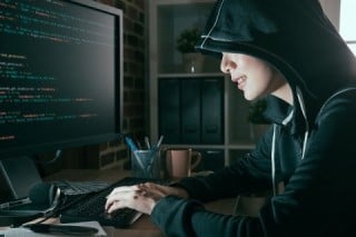 昨今はサイバー攻撃が激化しており、安全なネット空間を実現するためGoogleはSSL対応を促進している 昨今はサイバー攻撃が激化しており、安全なネット空間を実現するためGoogleはSSL対応を促進している