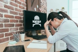 無料Wi-Fiの普及と共に、Cookieの盗聴などのサイバー攻撃が横行する事態となった 無料Wi-Fiの普及と共に、Cookieの盗聴などのサイバー攻撃が横行する事態となった