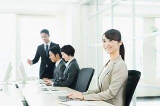 CMSを利用すると、ホームページの更新作業を複数の社員で分担できるので運営の安定性も高まる CMSを利用すると、ホームページの更新作業を複数の社員で分担できるので運営の安定性も高まる