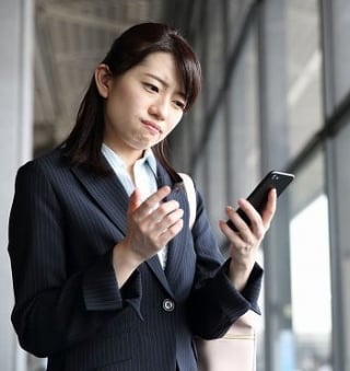 多くの求職者がスマホ対応の採用サイトを望んでいるため、スマホ未対応だと人材獲得の面でも後れをとってしまう 多くの求職者がスマホ対応の採用サイトを望んでいるため、スマホ未対応だと人材獲得の面でも後れをとってしまう