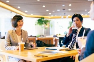 リファラル採用(紹介採用)では、わずかな報酬で効率的に社員を採用できる リファラル採用(紹介採用)では、わずかな報酬で効率的に社員を採用できる