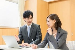 コンテンツを作成するときは、営業社員や販売員などお客さまと接する社員にも協力してもらおう コンテンツを作成するときは、営業社員や販売員などお客さまと接する社員にも協力してもらおう