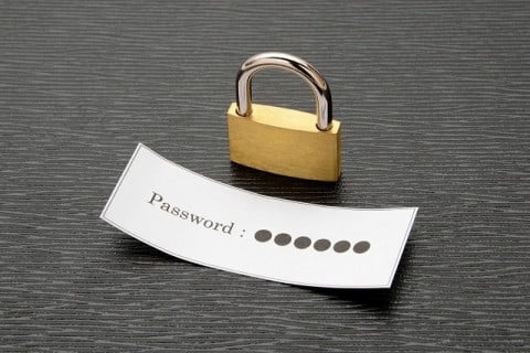 SSLでは通信が暗号化されるので、訪問者のCookie情報が盗まれても解読されないかぎり問題ない