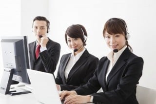 パソコンやWeb会議システムに詳しい社員が退職するリスクも考慮すると、中小企業には有料でも電話サポートがあるサービスのほうが向いている
