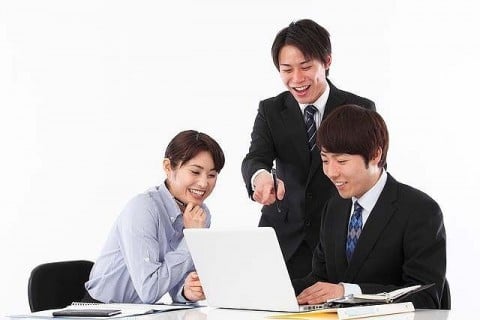 オウンドメディアでは売り込みよりも、まずは潜在顧客との接点を持ち自社のことを知ってもらうことに注力する オウンドメディアでは売り込みよりも、まずは潜在顧客との接点を持ち自社のことを知ってもらうことに注力する